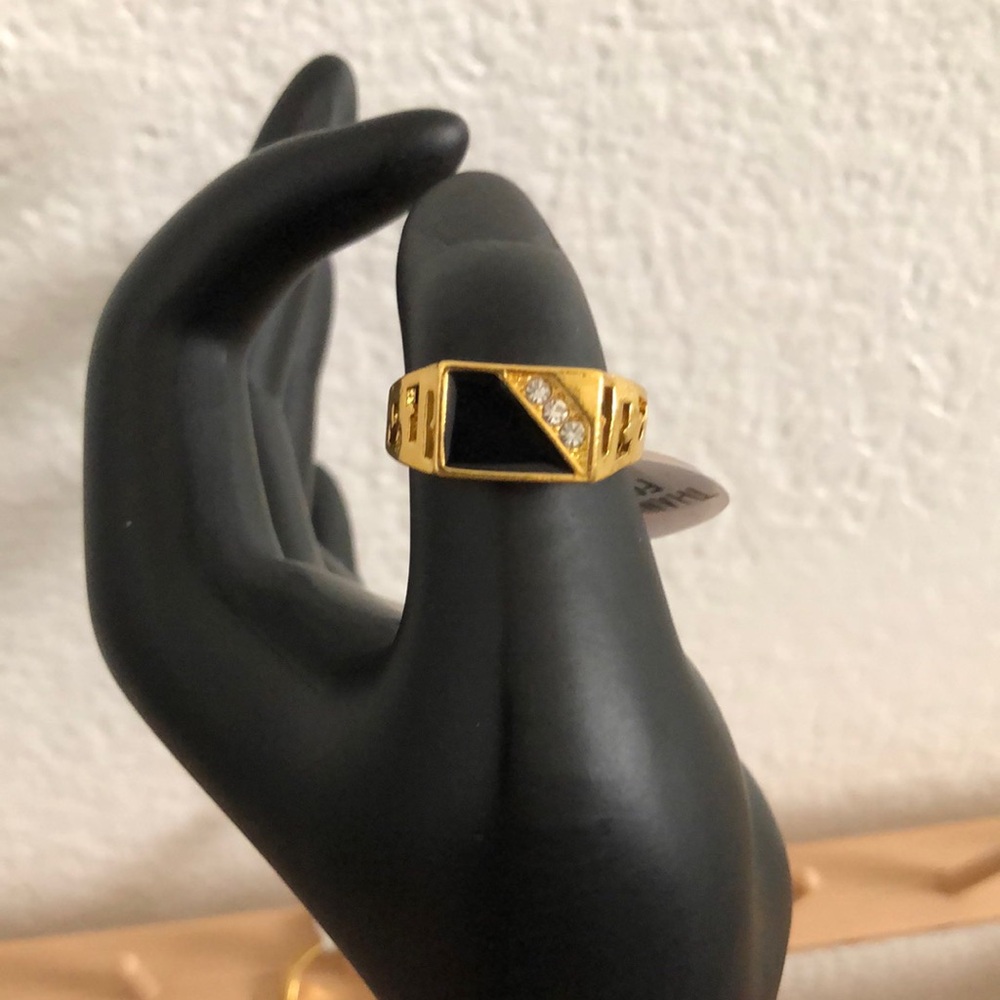 Source Unknown Gold Tone Ring with Black Onyx and Clear Crystals